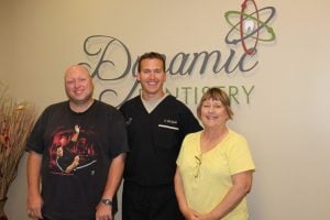Dentista Dr. Reynolds con los pacientes